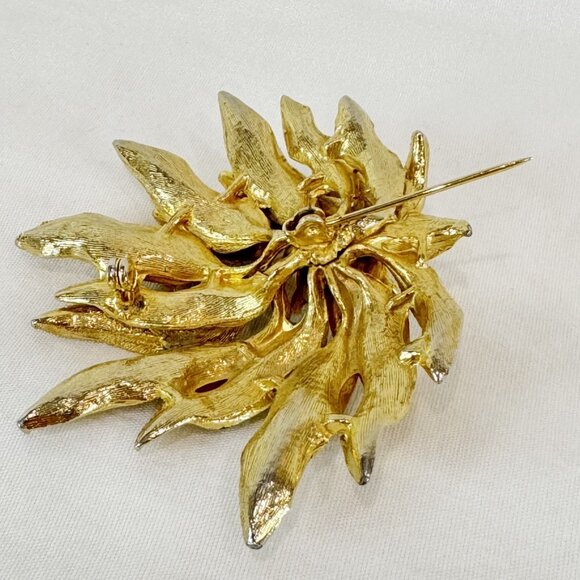 Vintage Gold Coloured Chrysanthemum Pin w Pearl Flower Brooch Heavier Detailed - Picture 5 of 5